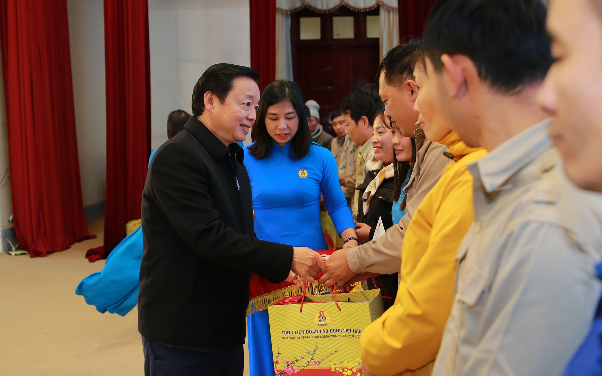 Phó Thủ tướng Trần Hồng Hà trao quà Tết cho công nhân, người lao động của tỉnh Lai Châu - Ảnh: VGP/Minh Khôi