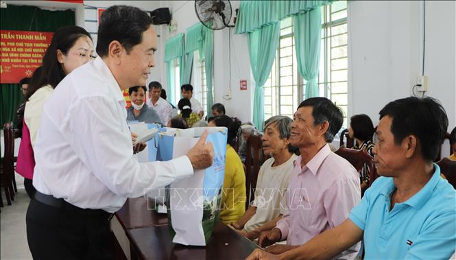 Phó Chủ tịch Thường trực Quốc hội Trần Thanh Mẫn tặng quà tết tại xã Thạnh Xuân, huyện Châu Thành A (Hậu Giang)