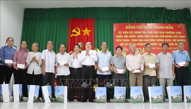 Phó Chủ tịch Thường trực Quốc hội Trần Thanh Mẫn tặng quà tết cho các gia đình chính sách, hộ nghèo tại tỉnh Hậu Giang