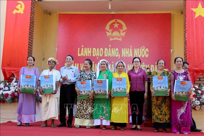 Phó Chủ tịch Quốc hội Nguyễn Đức Hải trao quà cho nghệ nhân người Chăm huyện Bắc Bình, Bình Thuận