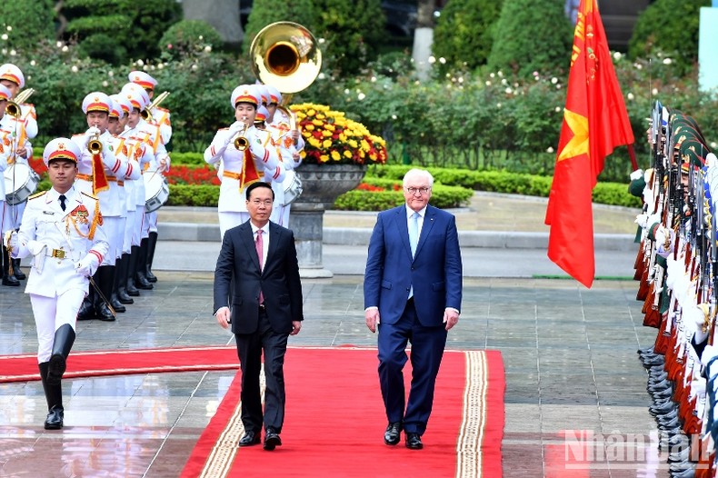 Chủ tịch nước Võ Văn Thưởng và Tổng thống Cộng hòa Liên bang Đức Frank-Walter Steinmeier duyệt Đội danh dự Quân đội nhân dân Việt Nam tại lễ đón. Ảnh ĐĂNG KHOA