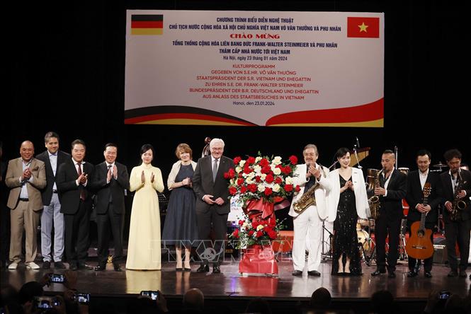 Chủ tịch nước Võ Văn Thưởng và Phu nhân cùng Tổng thống Đức Frank-Walter Steinmeier và Phu nhân tặng hoa cho các nghệ sĩ