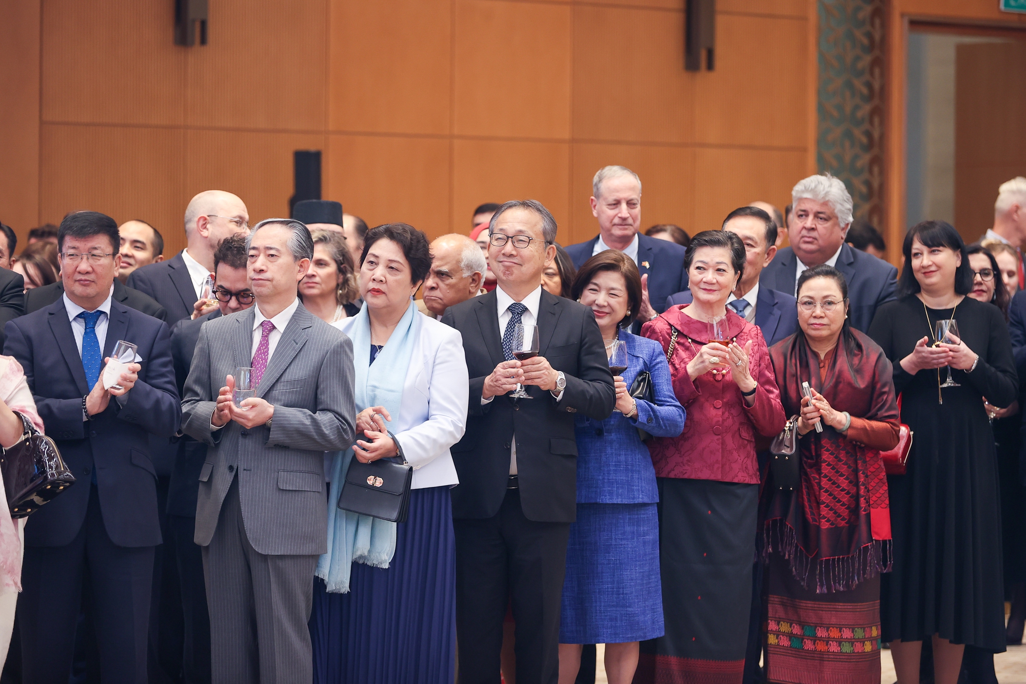 Tham dự buổi gặp mặt, chiêu đãi có đông đảo các Đại sứ, Đại biện, Trưởng đại diện các tổ chức quốc tế tại Hà Nội cùng Phu nhân, Phu quân - Ảnh: VGP/Nhật Bắc