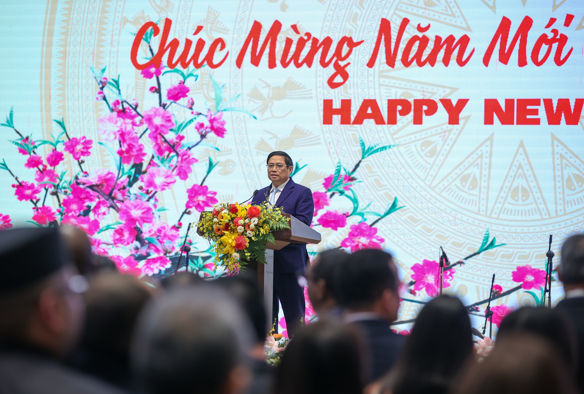 Thủ tướng gửi lời cảm ơn sâu sắc tới Chính phủ, nhân dân các nước, các tổ chức quốc tế về những tình cảm chân thành, sự hợp tác hiệu quả, hỗ trợ quý báu dành cho Việt Nam trong năm 2023 và trong suốt thời gian qua - Ảnh: VGP/Nhật Bắc