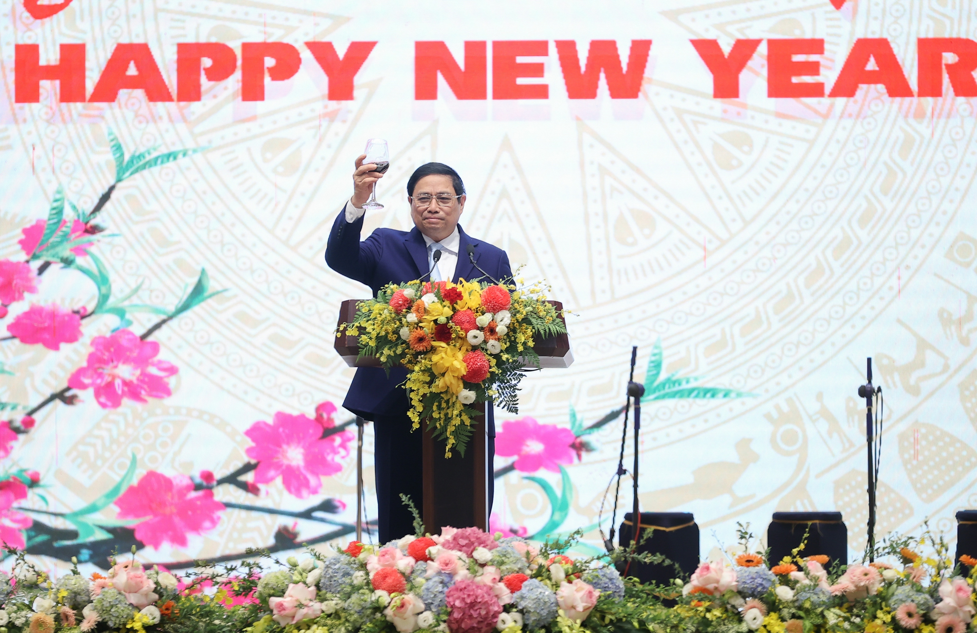 Thủ tướng gửi lời chúc mừng năm mới các đại biểu bằng câu đối của dân gian Việt Nam: ""Chúc Tết đến trăm điều như ý/ Mừng Xuân sang vạn sự thành công" - Ảnh: VGP/Nhật Bắc
