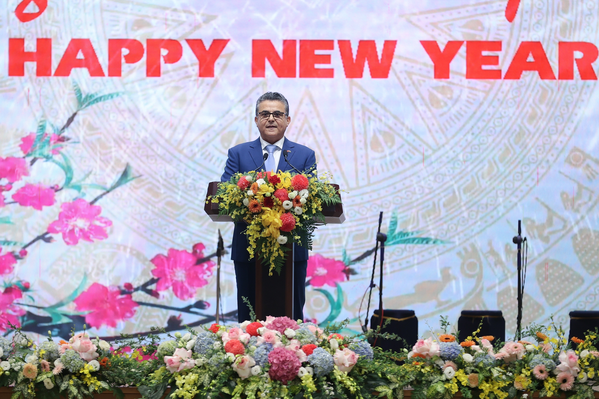 Thay mặt các Đại sứ, Đại biện, Trưởng đại diện các tổ chức quốc tế tại Hà Nội, Đại sứ Nhà nước Palestine, Trưởng Đoàn Ngoại giao tại Việt Nam - Ngài Saadi Salama chúc mừng những thành tựu và dấu ấn quan trọng của Việt Nam trong năm 2023 - Ảnh: VGP/Nhật Bắc