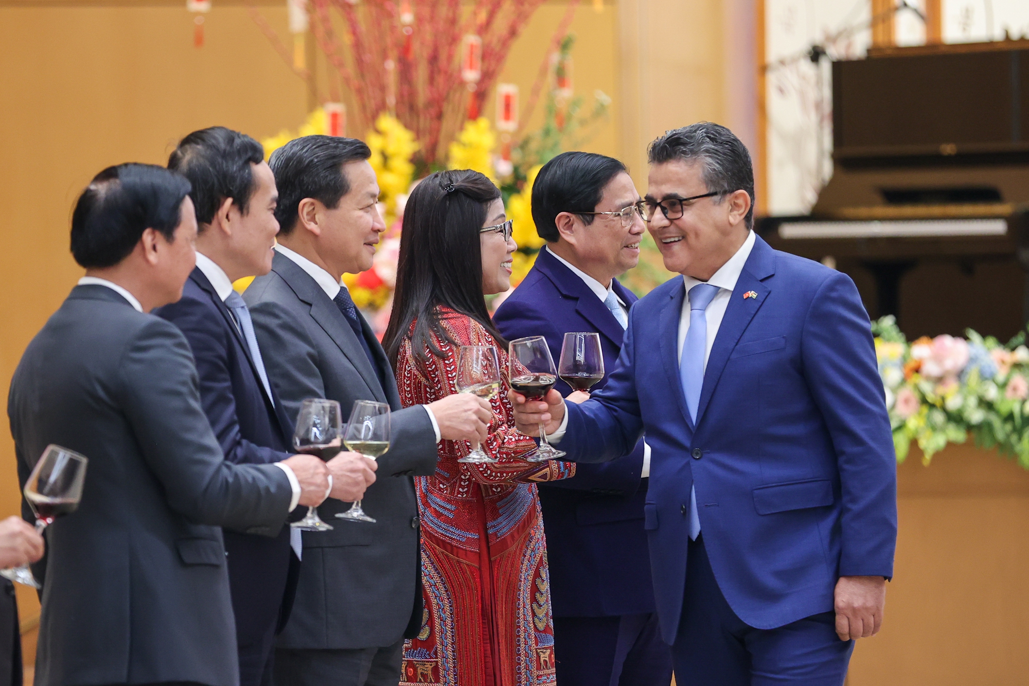 Đại sứ Nhà nước Palestine, Trưởng Đoàn Ngoại giao tại Việt Nam - Ngài Saadi Salama chúc mừng lãnh đạo Chính phủ Việt Nam nhân dịp Tết cổ truyền - Ảnh: VGP/Nhật Bắc