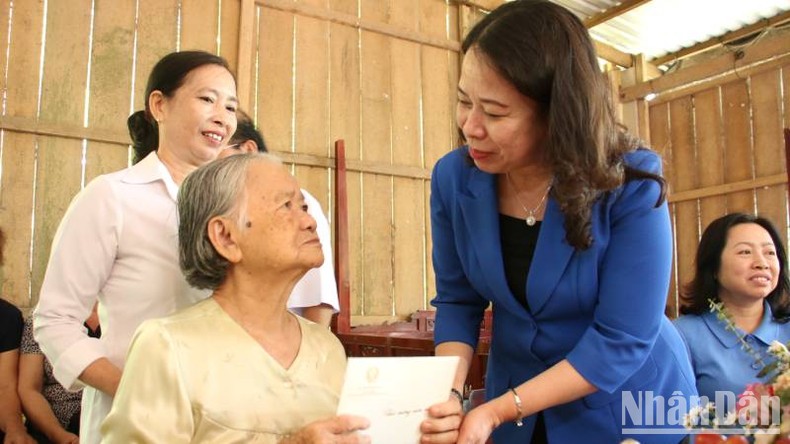 Phó Chủ tịch nước Võ Thị Ánh Xuân thăm và tặng quà Mẹ Việt Nam Anh hùng Đỗ Thị Phiếm.