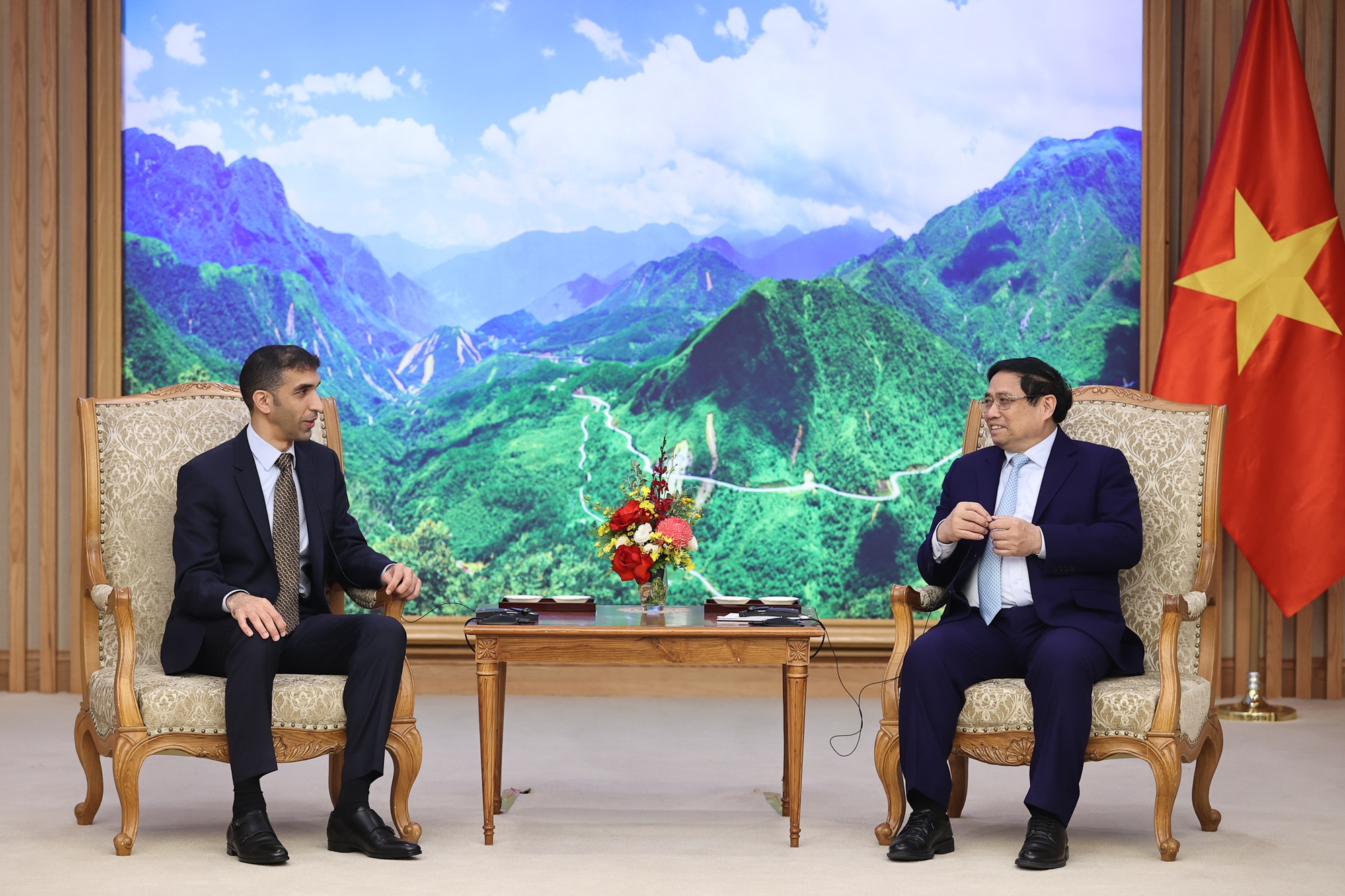 Thủ tướng Phạm Minh Chính và Quốc vụ khanh Thani bin Ahmed Al Zeyoudi vui mừng nhận thấy quan hệ hữu nghị và hợp tác kinh tế tốt đẹp giữa hai nước thời gian qua đã có những bước phát triển tích cực trên nhiều lĩnh vực - Ảnh: VGP/Nhật Bắc