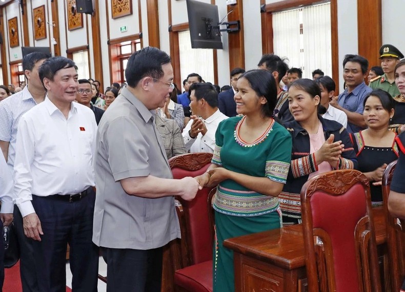Chủ tịch Quốc hội Vương Đình Huệ với nhân dân tỉnh Gia Lai. Ảnh: NHAN SÁNG/TTXVN