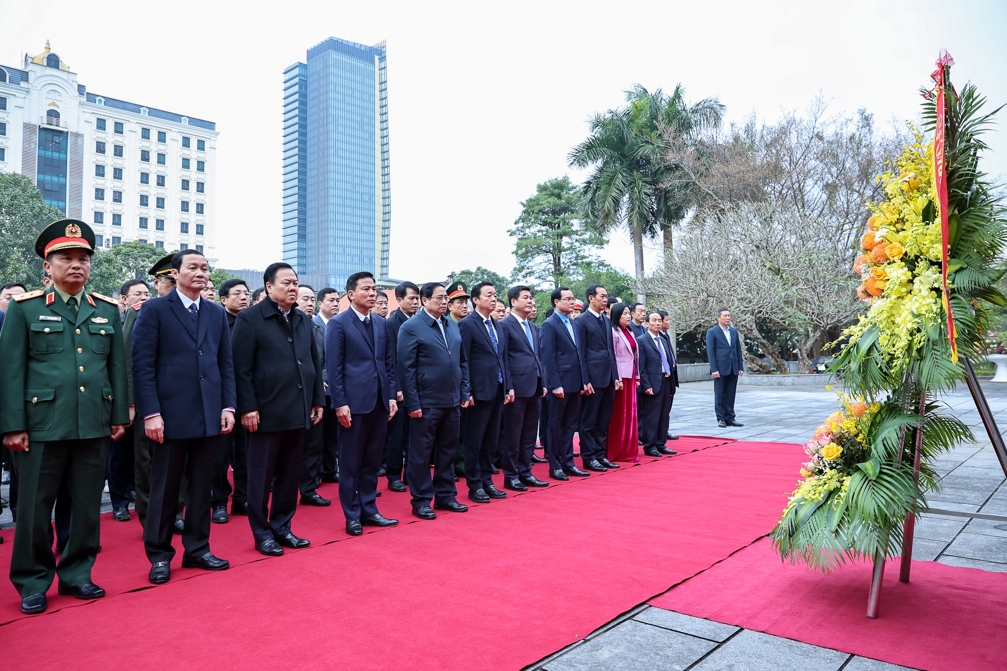 Thủ tướng Chính phủ và đoàn công tác dâng hương, dâng hoa tưởng nhớ công ơn Chủ tịch Hồ Chí Minh tại Khu văn hóa tưởng niệm Chủ tịch Hồ Chí Minh ở thành phố Thanh Hóa - Ảnh: VGP/Nhật Bắc