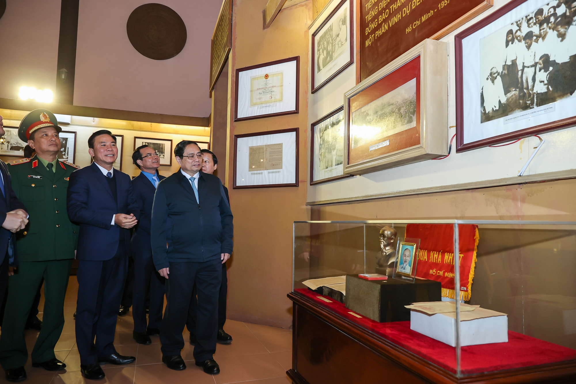 Thủ tướng Chính phủ và đoàn công tác thăm không gian trưng bày tại Khu văn hóa tưởng niệm Chủ tịch Hồ Chí Minh ở thành phố Thanh Hóa - Ảnh: VGP/Nhật Bắc