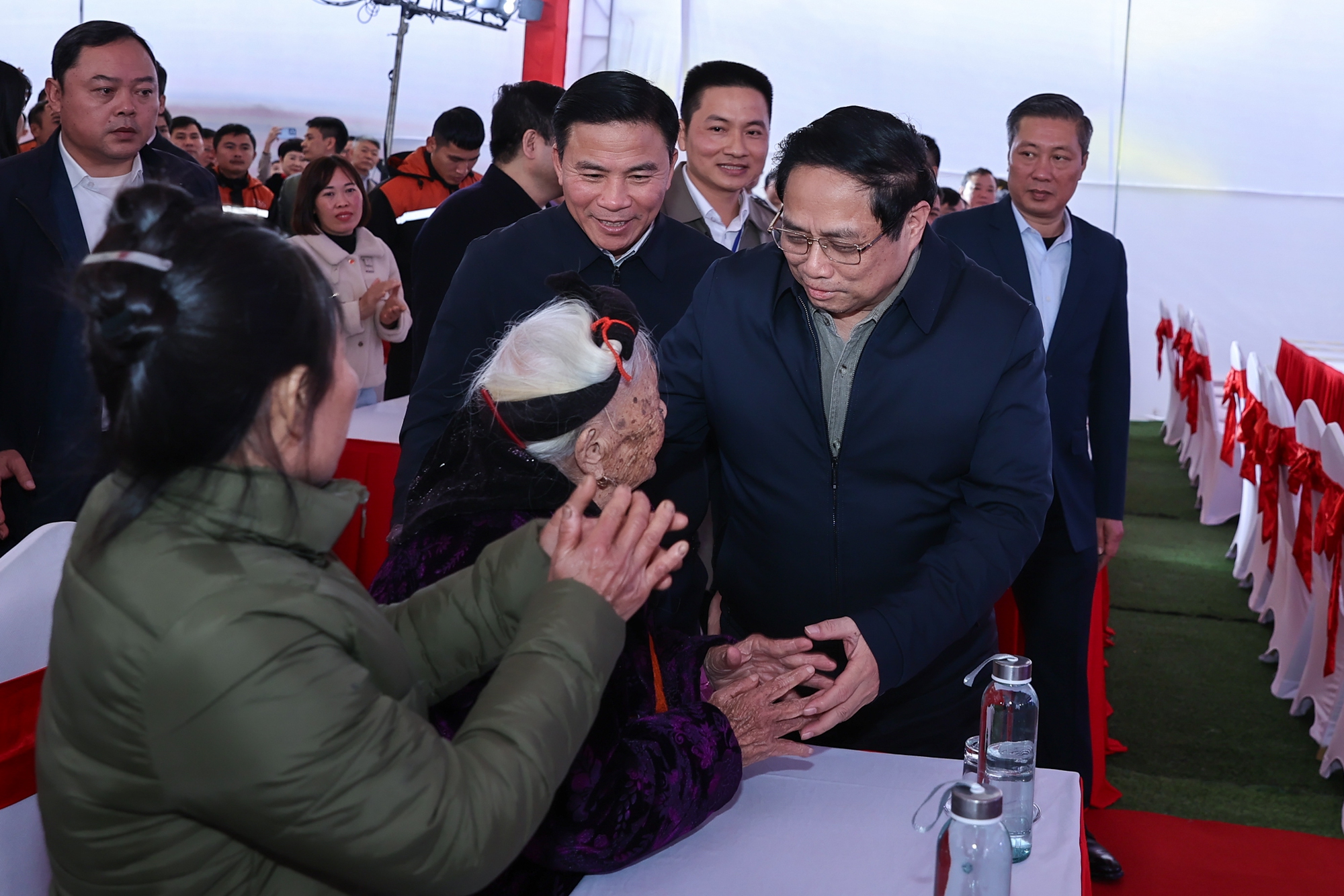 Thủ tướng Phạm Minh Chính thăm hỏi gia đình chính sách, hộ nghèo tỉnh Thanh Hóa - Ảnh: VGP/Nhật Bắc
