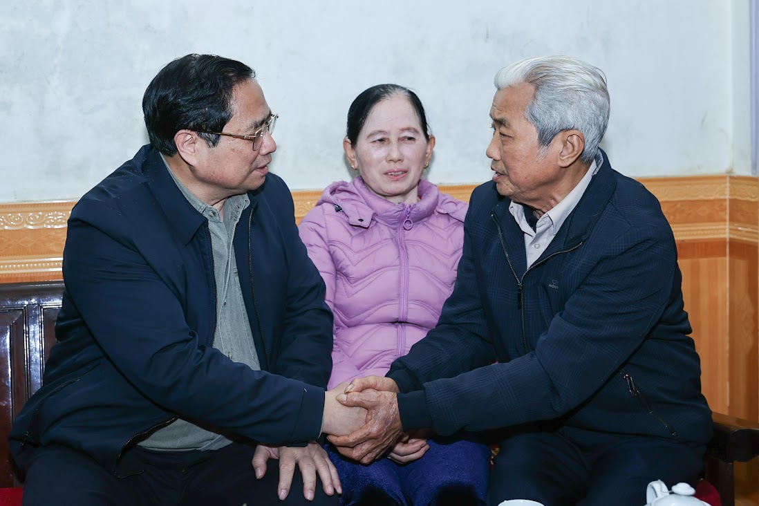 Thủ tướng thăm bệnh binh 2/3 Trần Văn Thế, 68 tuổi ở thị trấn Lam Sơn, huyện Thọ Xuân - Ảnh: VGP/Nhật Bắc