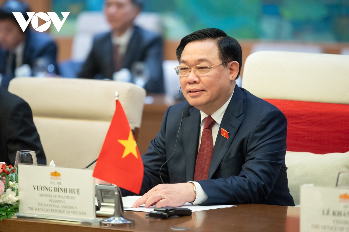 Chủ tịch Quốc hội Vương Đình Huệ khẳng định, chuyến thăm Việt Nam của Ngài Tổng thống là nguồn xung lực mạnh mẽ thắt chặt quan hệ Đối tác Chiến lược Việt Nam – Philippines