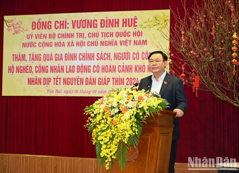 Chủ tịch Quốc hội Vương Đình Huệ phát biểu thăm hỏi, chúc Tết Đảng bộ, chính quyền, nhân dân và các lực lượng vũ trang huyện Trấn Yên. (Ảnh: DUY LINH)