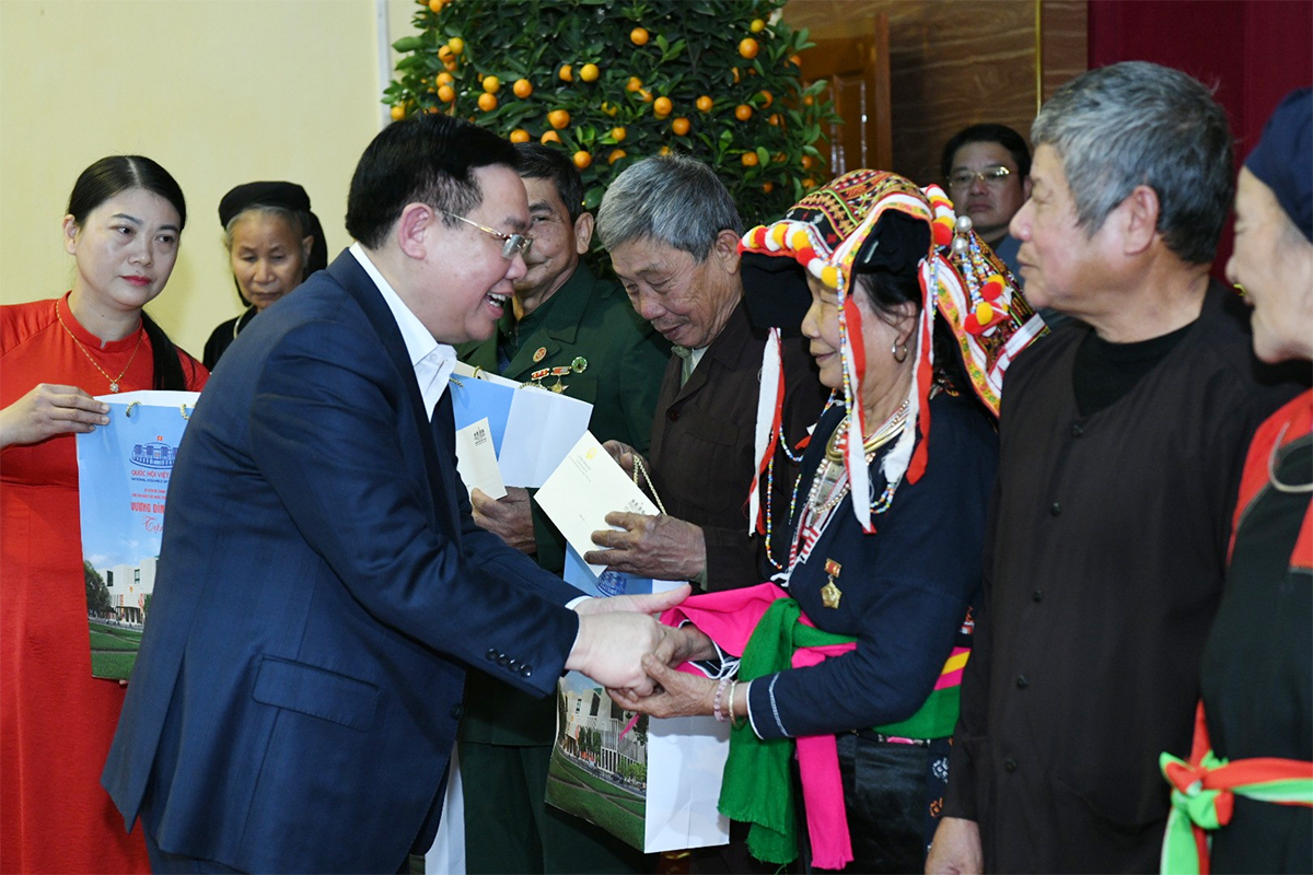 Chủ tịch Quốc hội Vương Đình Huệ tặng quà Tết gia đình chính sách, người có hoàn cảnh khó khăn tại Yên Bái. (Ảnh: daibieunhandan.vn)