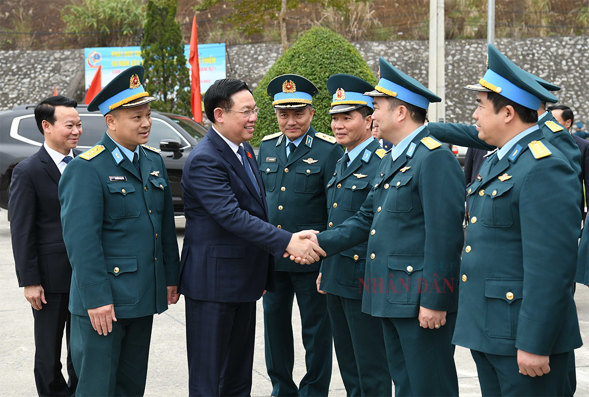 Chủ tịch Quốc hội thăm hỏi cán bộ, chiến sĩ Trung đoàn Không quân 921. (Ảnh: daibieunhandan.vn)