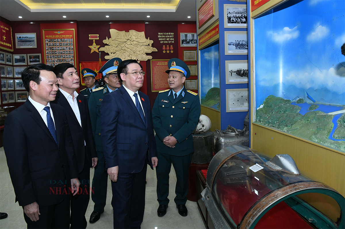 Chủ tịch Quốc hội thăm phòng truyền thống của Trung đoàn Không quân 921. (Ảnh: daibieunhandan.vn)