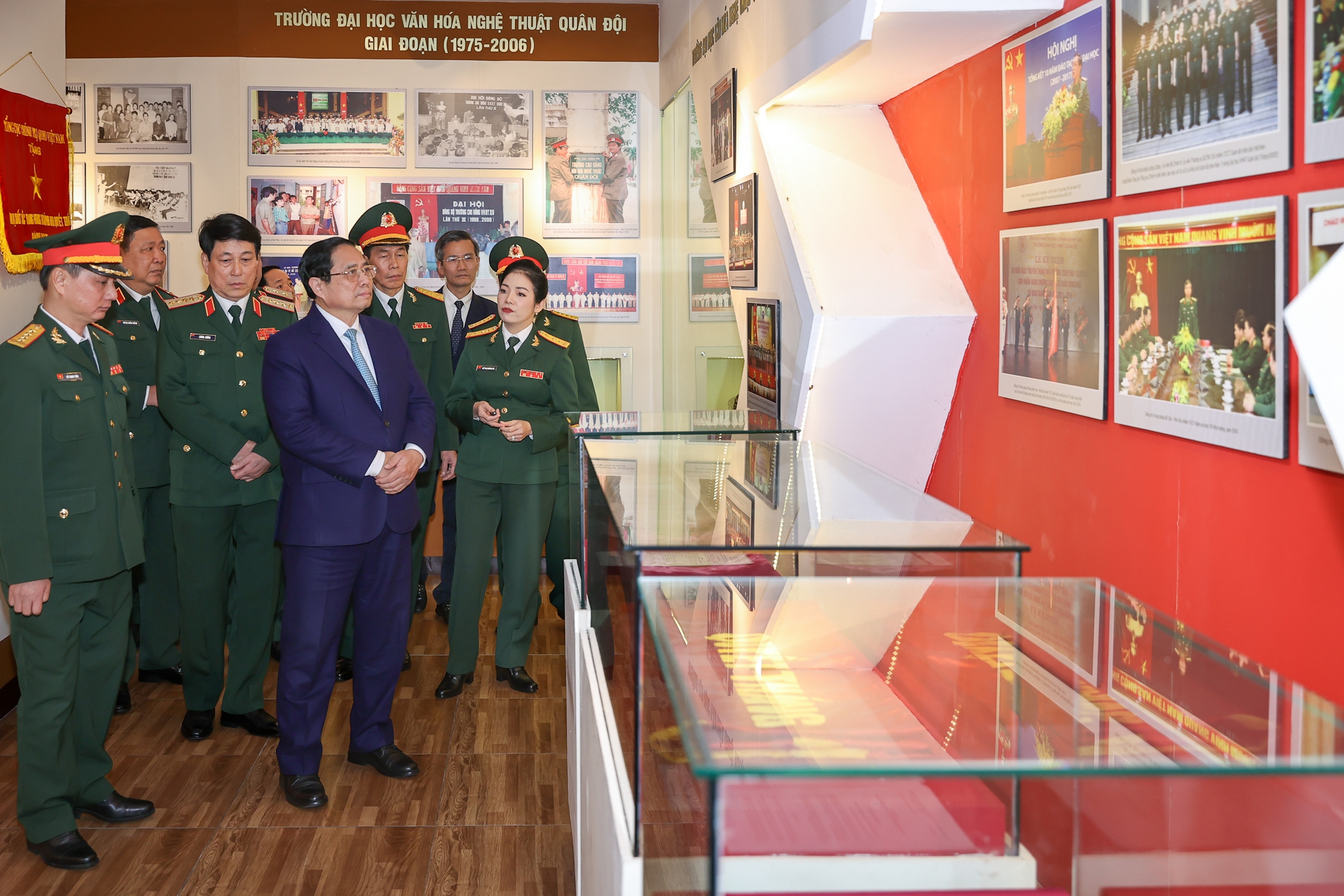 Thủ tướng thăm phòng truyền thống của Trường Đại học Văn hóa nghệ thuật Quân đội - Ảnh: VGP/Nhật Bắc