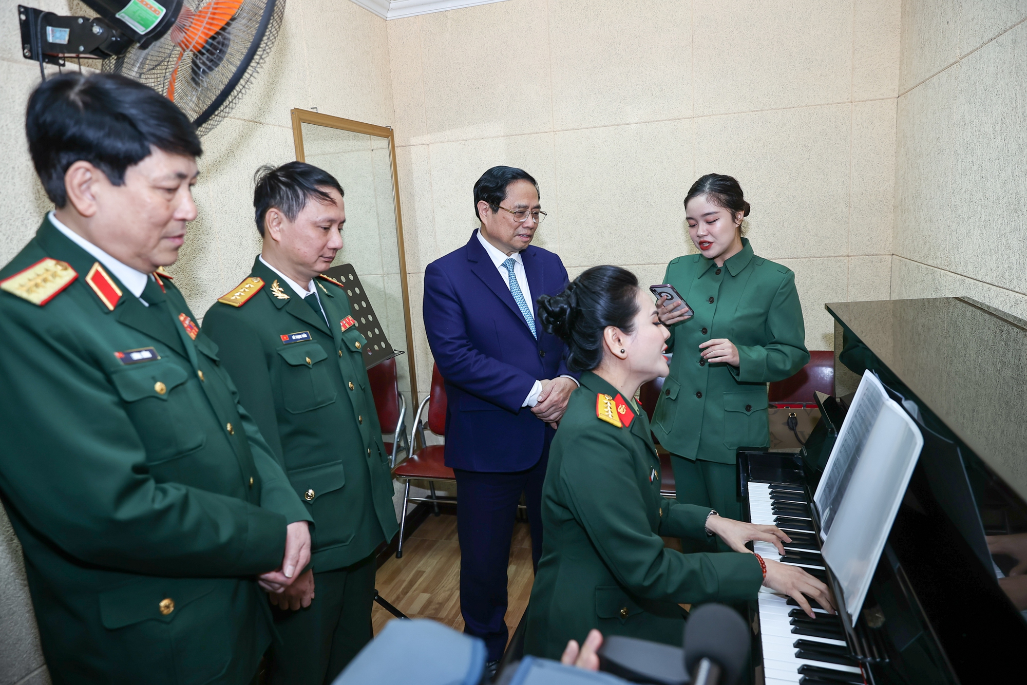 Thủ tướng thăm các phòng chức năng và trò chuyện với cán bộ, giảng viên, học viên, chiến sĩ Trường Đại học Văn hóa nghệ thuật Quân đội - Ảnh: VGP/Nhật Bắc