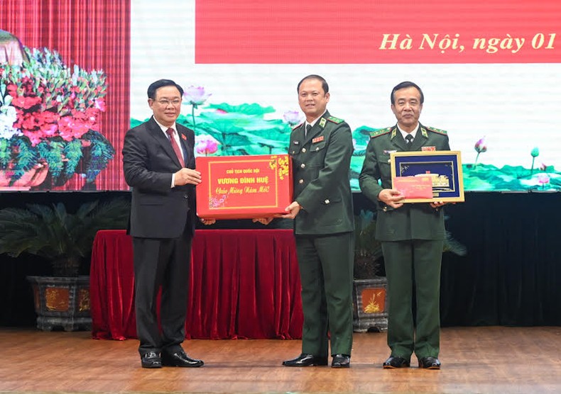 Chủ tịch Quốc hội Vương Đình Huệ trao quà tặng Bộ Tư lệnh Bộ đội Biên phòng. (Ảnh: DUY LINH)
