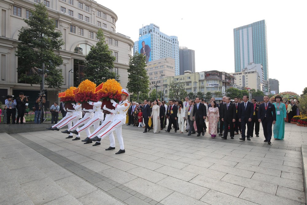 Chủ tịch nước Võ Văn Thưởng cùng các đại biểu trong đoàn thành kính dâng hoa, dâng hương lên Chủ tịch Hồ Chí Minh - Ảnh: SGGP
