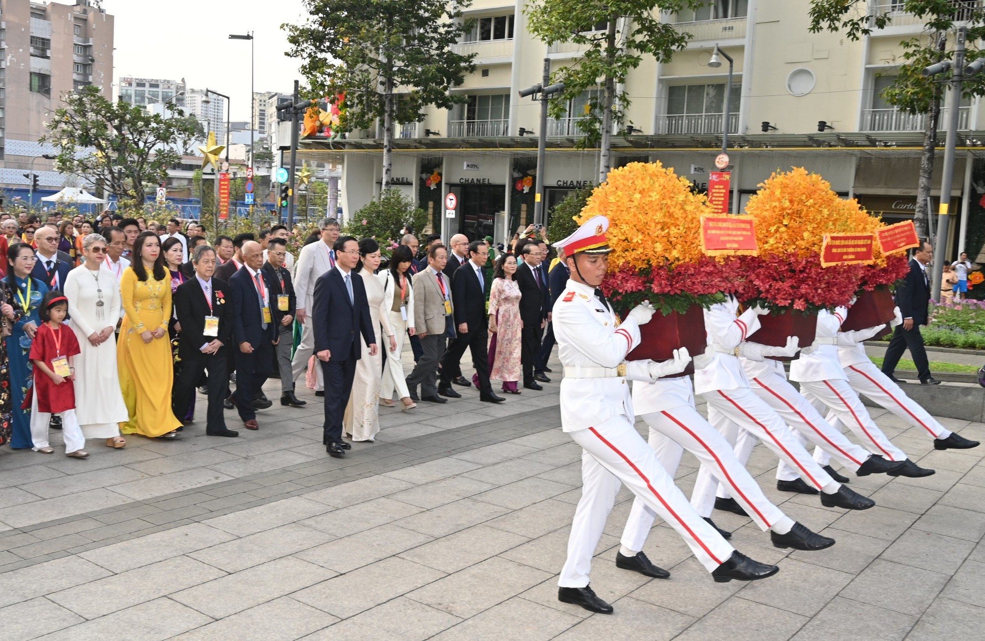 Chủ tịch nước cùng các kiều bào đến dâng hoa tại công viên Tượng đài Chủ tịch Hồ Chí Minh - Ảnh: VGP/Vũ Phong