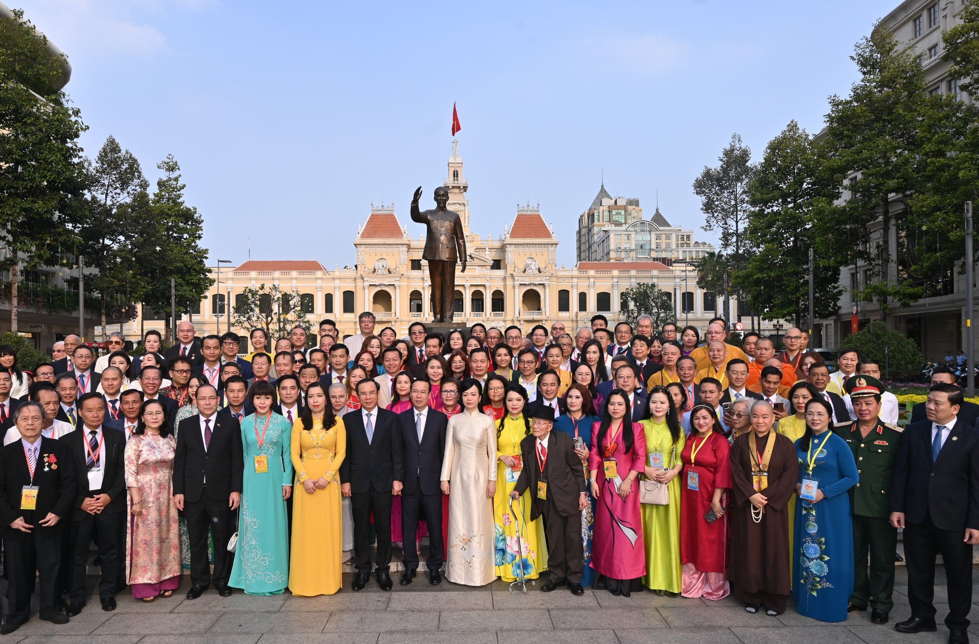 Chủ tịch nước và Phu nhân, lãnh đạo TPHCM cùng đoàn kiều bào tiêu biểu chụp ảnh lưu niệm tại Công viên Tượng đài Chủ tịch Hồ Chí Minh - Ảnh: VGP/Vũ Phong