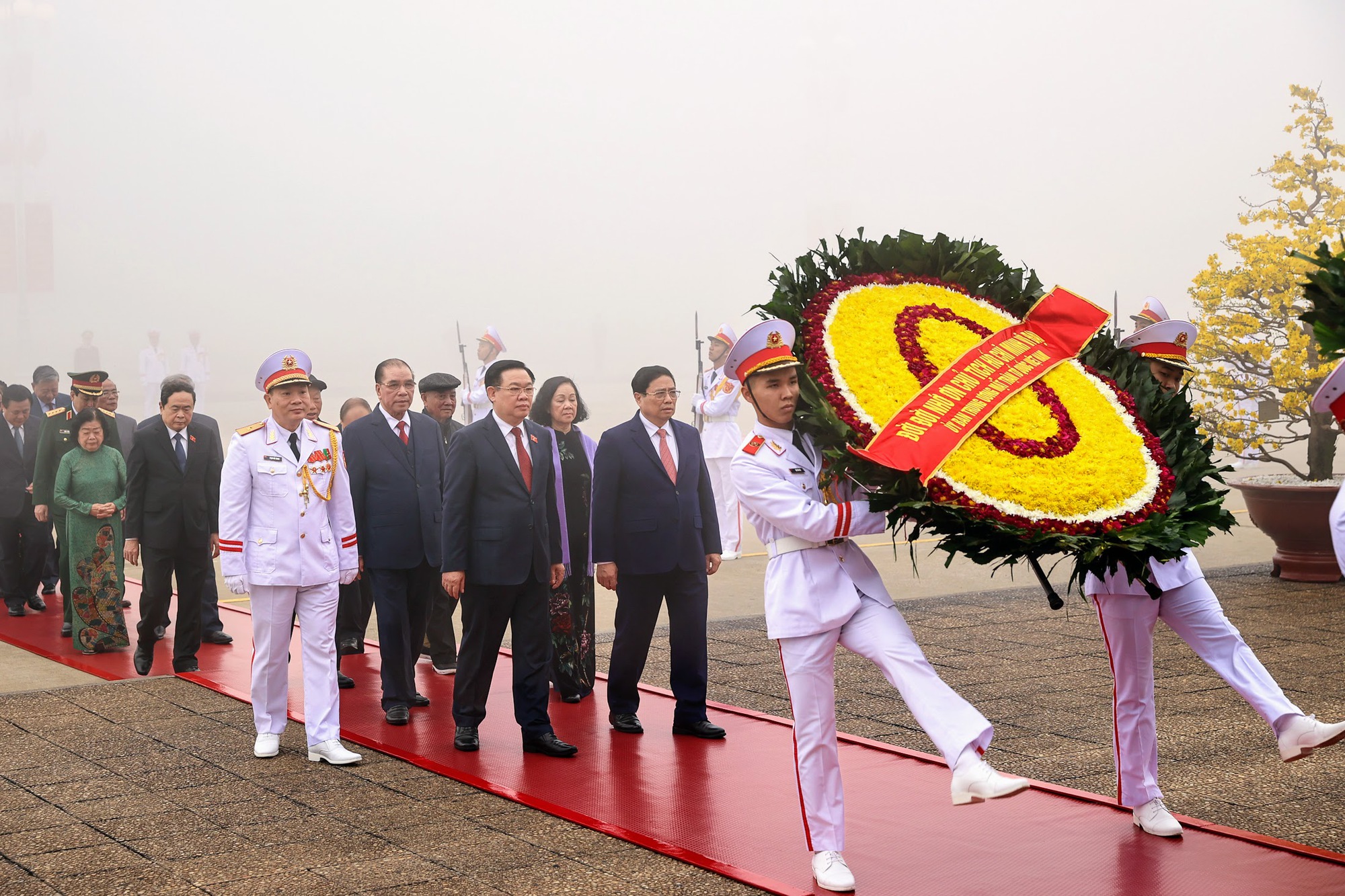 Các đồng chí lãnh đạo, nguyên lãnh đạo Đảng, Nhà nước đặt vòng hoa và vào Lăng viếng Chủ tịch Hồ Chí Minh - Ảnh: VGP/Nhật Bắc
