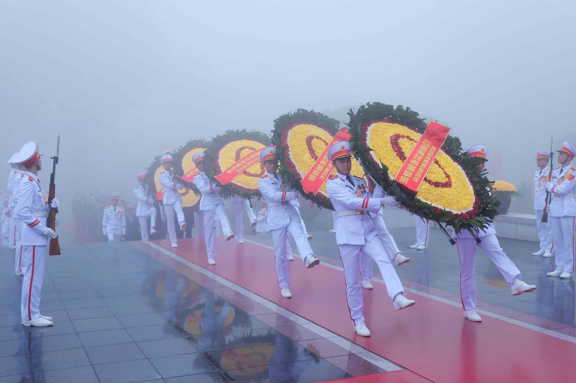 Sau khi vào Lăng viếng Chủ tịch Hồ Chí Minh, Đoàn đại biểu đã tới đặt vòng hoa, dâng hương, tưởng niệm các anh hùng liệt sĩ tại Đài tưởng niệm các Anh hùng liệt sĩ trên đường Bắc Sơn - Ảnh: VGP/Nhật Bắc