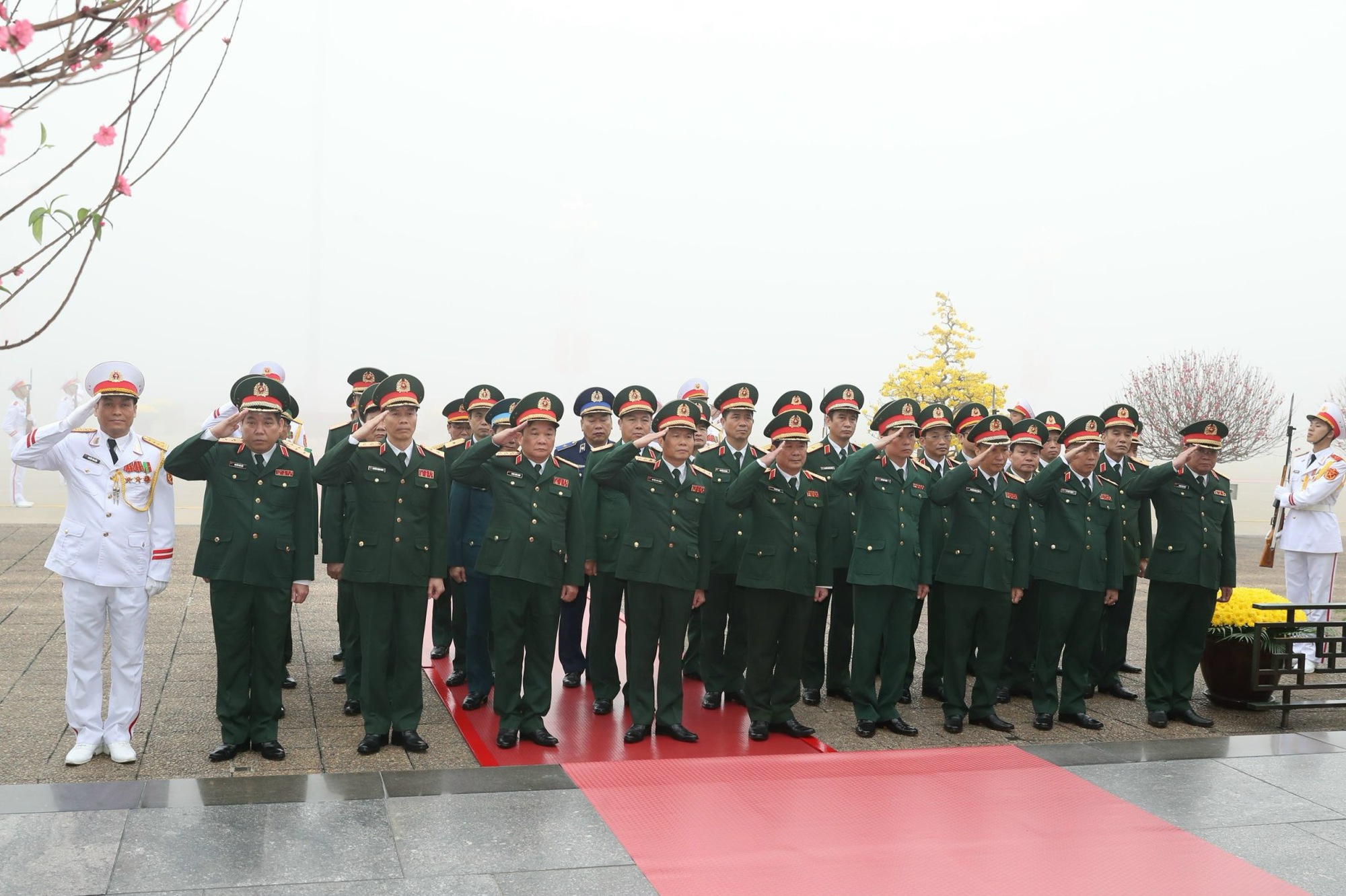 Đoàn đại biểu Quân ủy Trung ương - Bộ Quốc phòng tưởng niệm Chủ tịch Hồ Chí Minh - Ảnh: VGP/Nhật Bắc