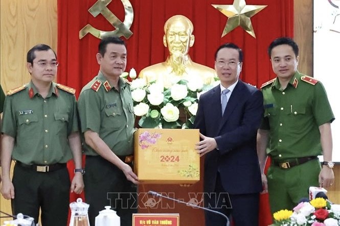Chủ tịch nước Võ Văn Thưởng tặng quà Tết cho Công an Thành phố Hồ Chí Minh. (Ảnh: TTXVN)