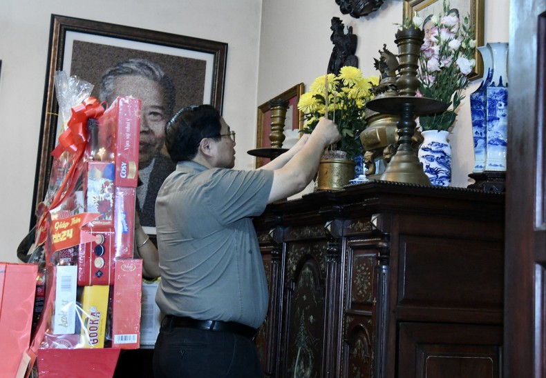 Thủ tướng Phạm Minh Chính dâng hương tưởng niệm Cố Chủ tịch Hội đồng Bộ trưởng Phạm Hùng.
