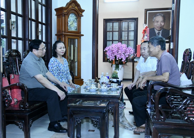 Thủ tướng Phạm Minh Chính thăm hỏi thân nhân gia đình Cố Chủ tịch Hội đồng Bộ trưởng Phạm Hùng.