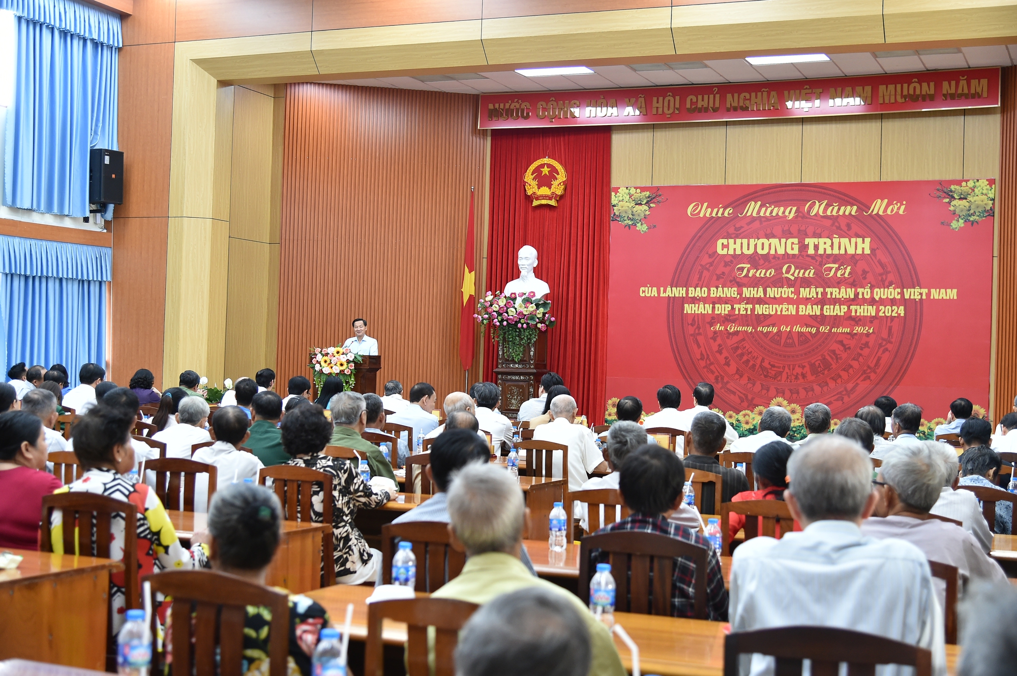 Phó Thủ tướng Lê Minh Khái thăm, tặng quà Tết tại An Giang. Ảnh VGP/Trần Mạnh