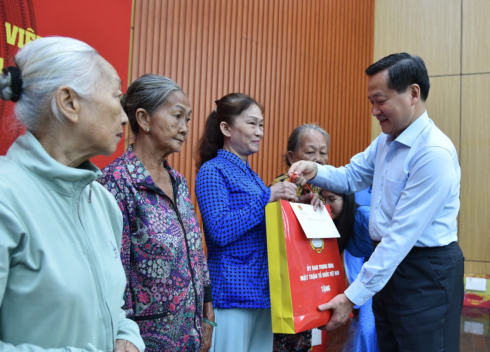 Phó Thủ thủ tướng Lê Minh Khái tặng quà Tết cho các gia đình hoàn cảnh khó khăn. Ảnh VGP/Trần Mạnh