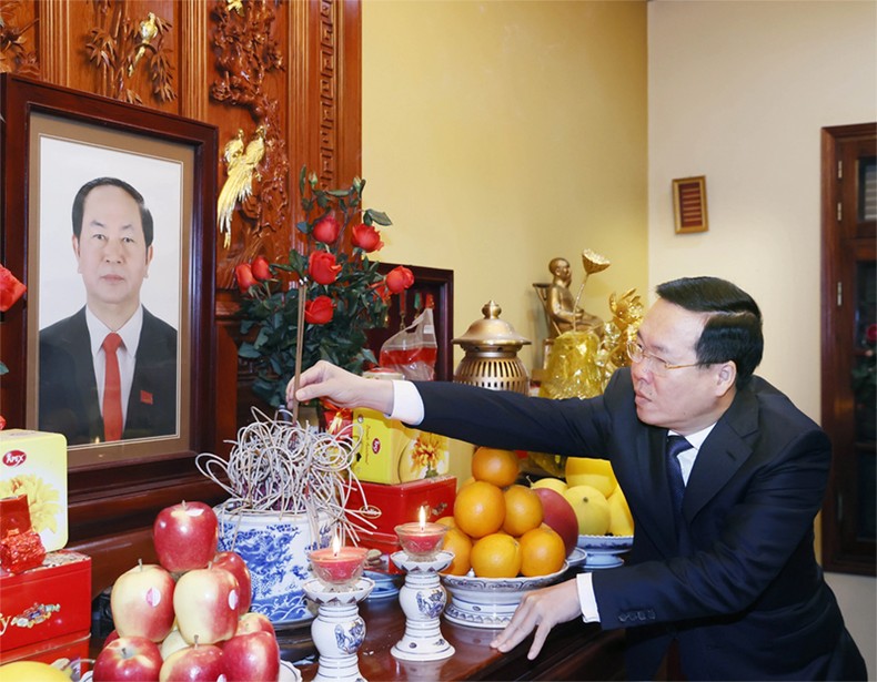 Chủ tịch nước Võ Văn Thưởng dâng hương tưởng niệm Đại tướng Trần Đại Quang, Chủ tịch nước từ năm 2016 đến 2018. Ảnh: TTXVN