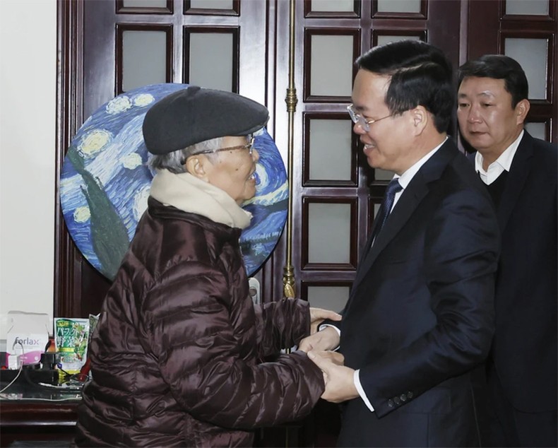 Chủ tịch nước Võ Văn Thưởng đến thăm, chúc Tết nguyên Chủ tịch nước Trần Đức Lương. Ảnh: TTXVN