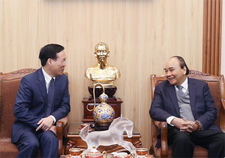 Chủ tịch nước Võ Văn Thưởng đến thăm, chúc Tết nguyên Chủ tịch nước Nguyễn Xuân Phúc. Ảnh: TTXVN