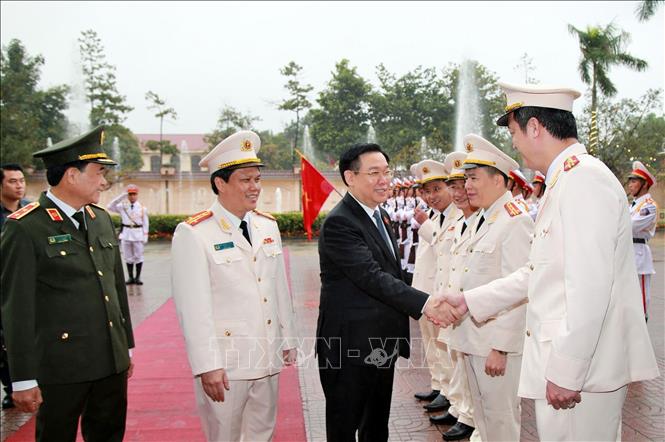 Chủ tịch Quốc hội Vương Đình Huệ thăm, chúc tết cán bộ, chiến sĩ Công an tỉnh Nghệ An