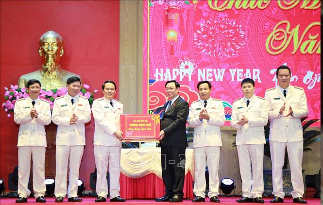 Chủ tịch Quốc hội Vương Đình Huệ tặng quà, chúc Tết Ban giám đốc Công an tỉnh Nghệ An