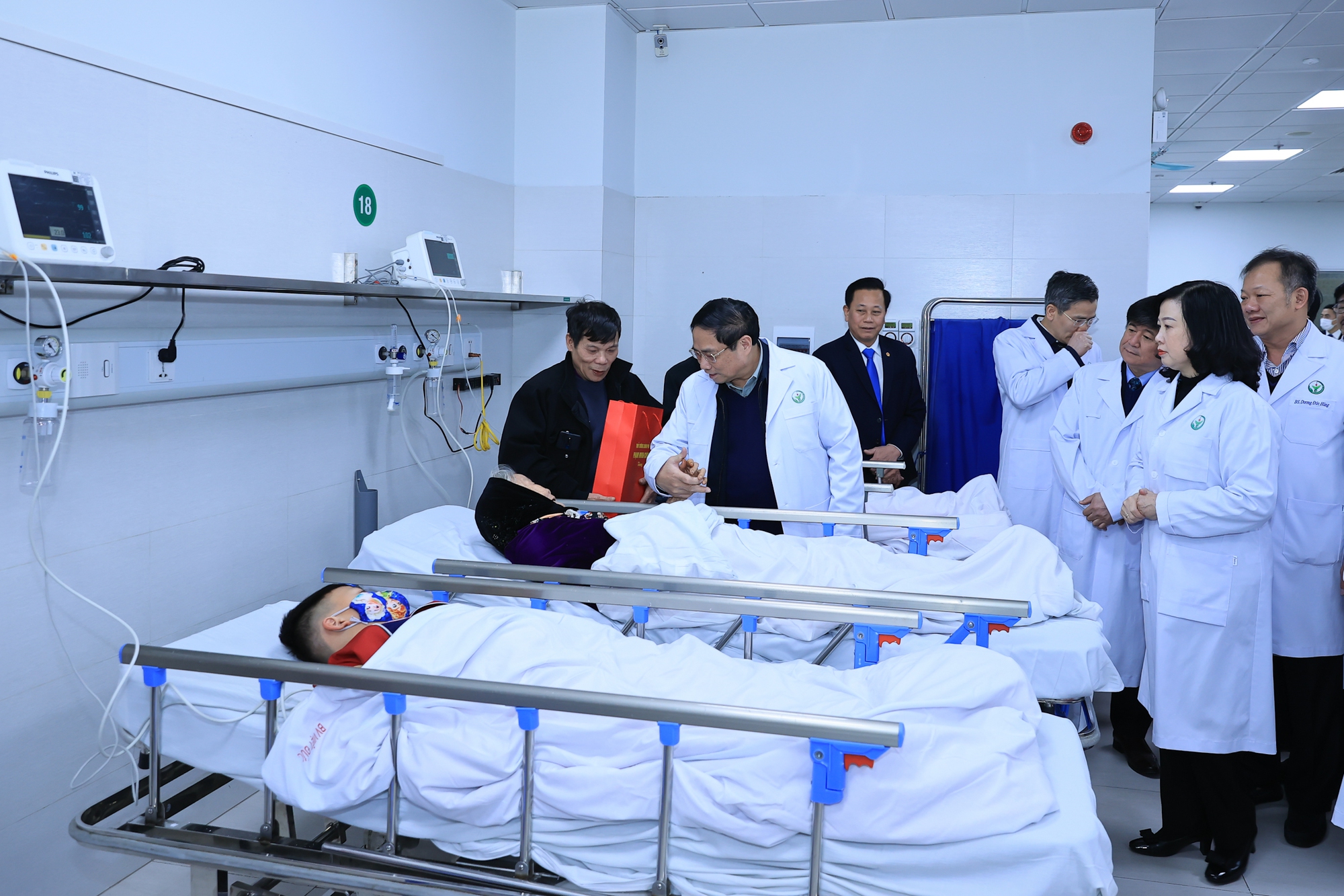 Thủ tướng Phạm Minh Chính thăm, động viên bệnh nhân đang được điều trị tại Bệnh viện Việt Đức - Ảnh: VGP/Nhật Bắc