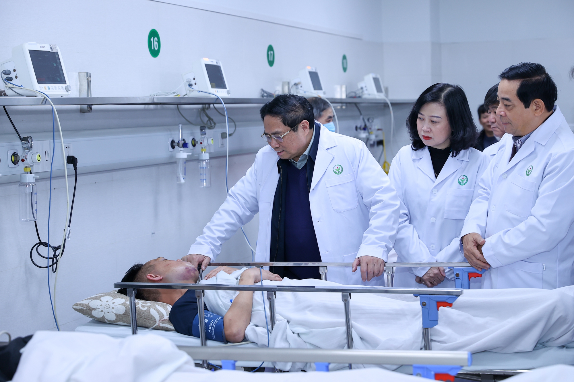 Thủ tướng Phạm Minh Chính thăm, động viên bệnh nhân tại Phòng khám cấp cứu của Bệnh viện Việt Đức - Ảnh: VGP/Nhật Bắc