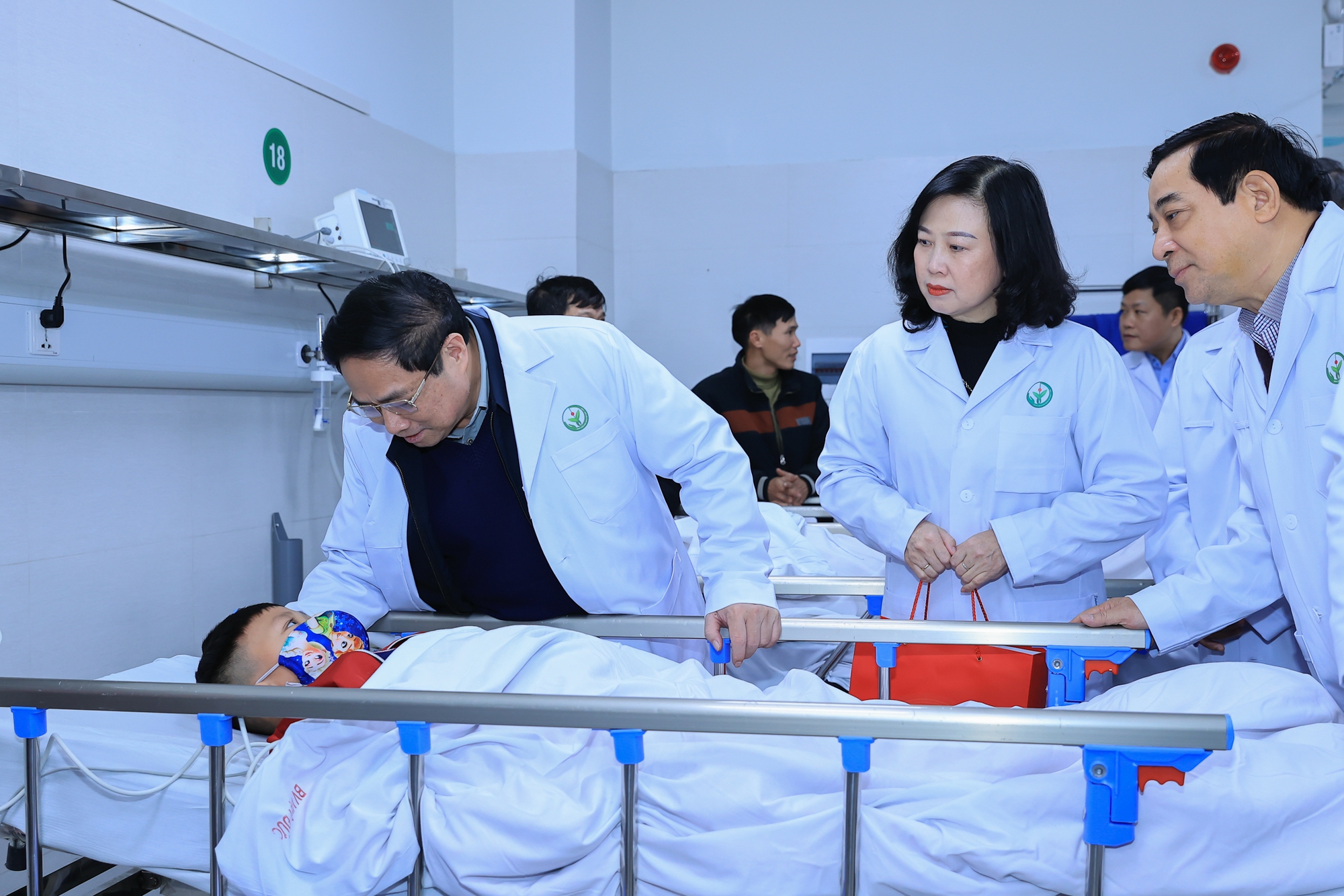 Thủ tướng Phạm Minh Chính thăm, động viên bệnh nhân tại Phòng khám cấp cứu của Bệnh viện Việt Đức - Ảnh: VGP/Nhật Bắc