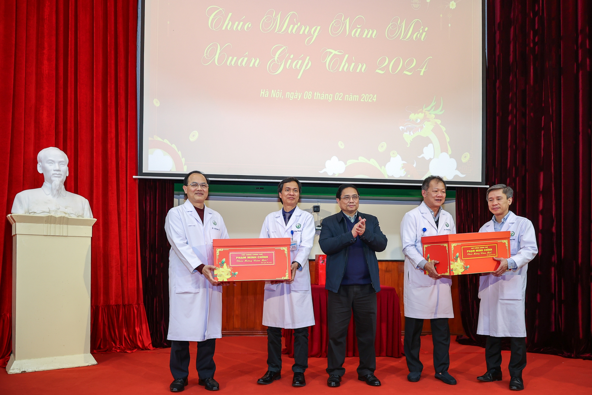 Thủ tướng Phạm Minh Chính tặng quà cán bộ, y bác sĩ, nhân viên y tế của Bệnh viện Hữu nghị Việt Đức - Ảnh: VGP/Nhật Bắc
