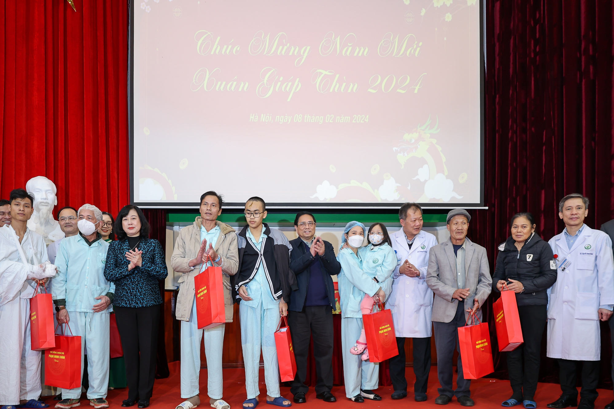 Thủ tướng Phạm Minh Chính tặng quà các bệnh nhân đang điều trị tại Bệnh viện Hữu nghị Việt Đức - Ảnh: VGP/Nhật Bắc