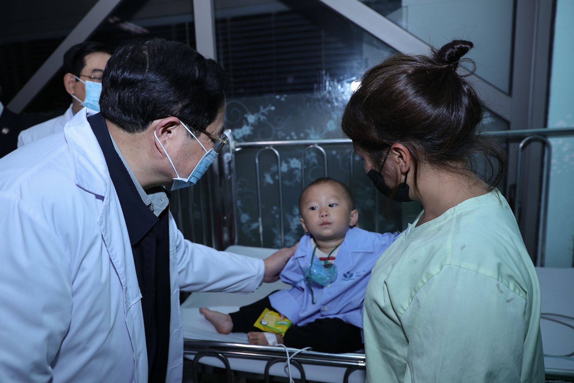 Thủ tướng Phạm Minh Chính tặng quà và chia sẻ với các bệnh nhân, người nhà bệnh nhân vẫn phải ở bệnh viện mà không được về nhà đón Tết - Ảnh: VGP/Nhật Bắc