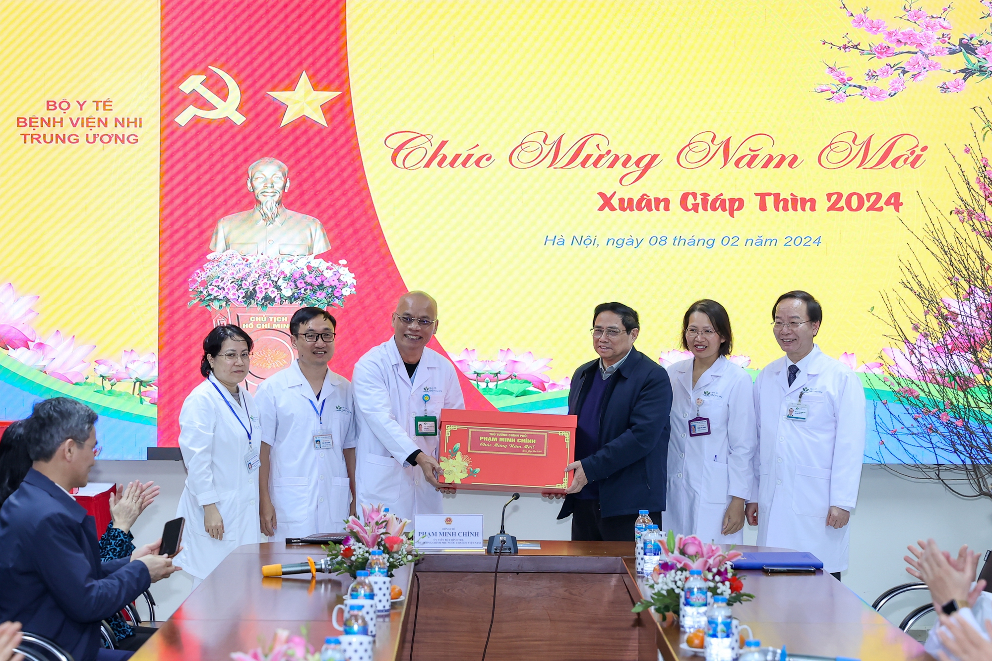 Thủ tướng Phạm Minh Chính tặng quà cán bộ, y bác sĩ, nhân viên y tế của Bệnh viện Nhi Trung ương- Ảnh: VGP/Nhật Bắc