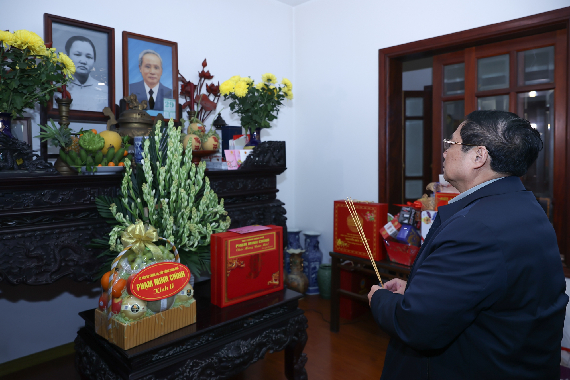 Thủ tướng Phạm Minh Chính dâng hương cố Thủ tướng Phạm Văn Đồng - Ảnh: VGP/Nhật Bắc